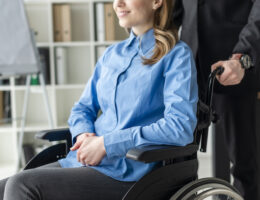 Kvinna i rullstol so får assistans