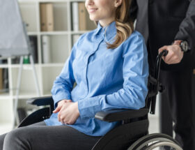 Kvinna i rullstol so får assistans