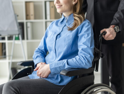 Kvinna i rullstol so får assistans