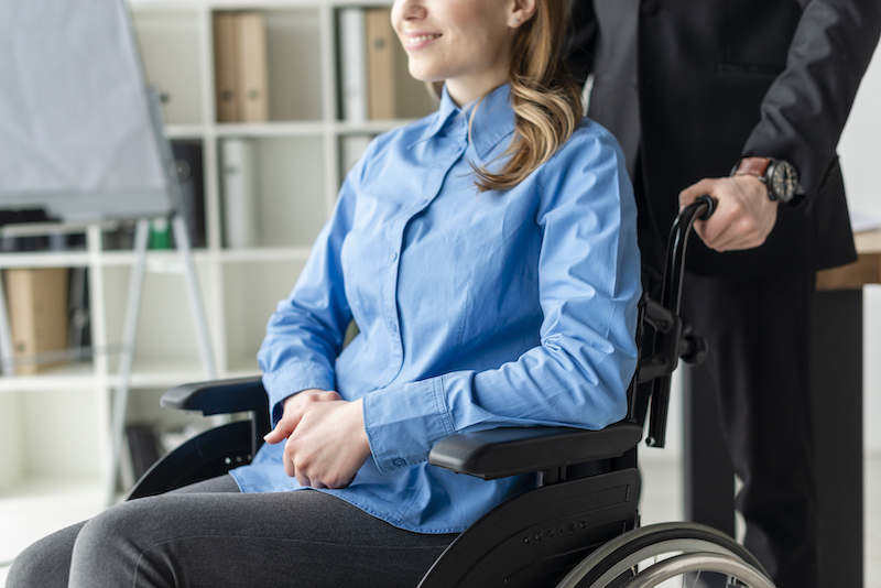 Kvinna i rullstol so får assistans
