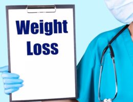 Doktor med skylt med Weight Loss