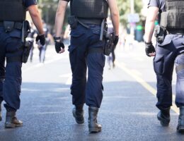 Polis som patrullerar
