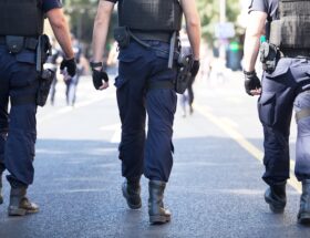 Polis som patrullerar